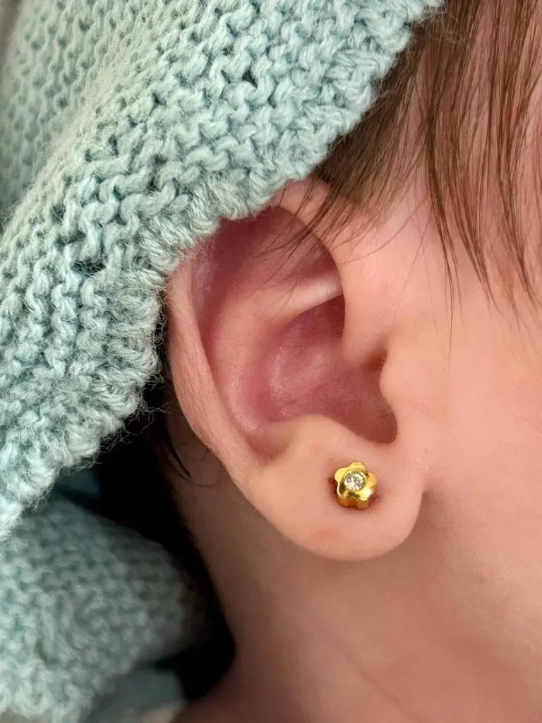 Puesta de pendientes bebé Sevilla