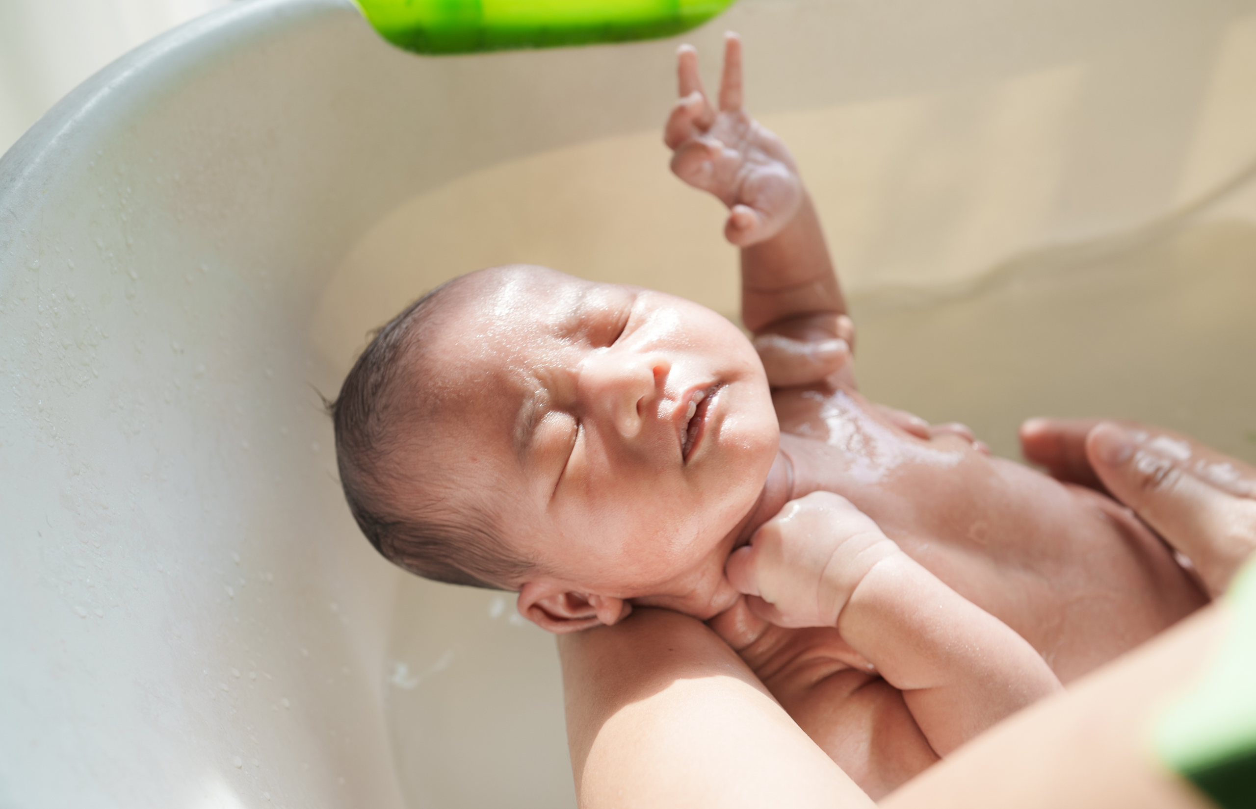 como bañar recién nacido